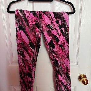 Lululemon size 6 - Wunder under multi-print pink pant